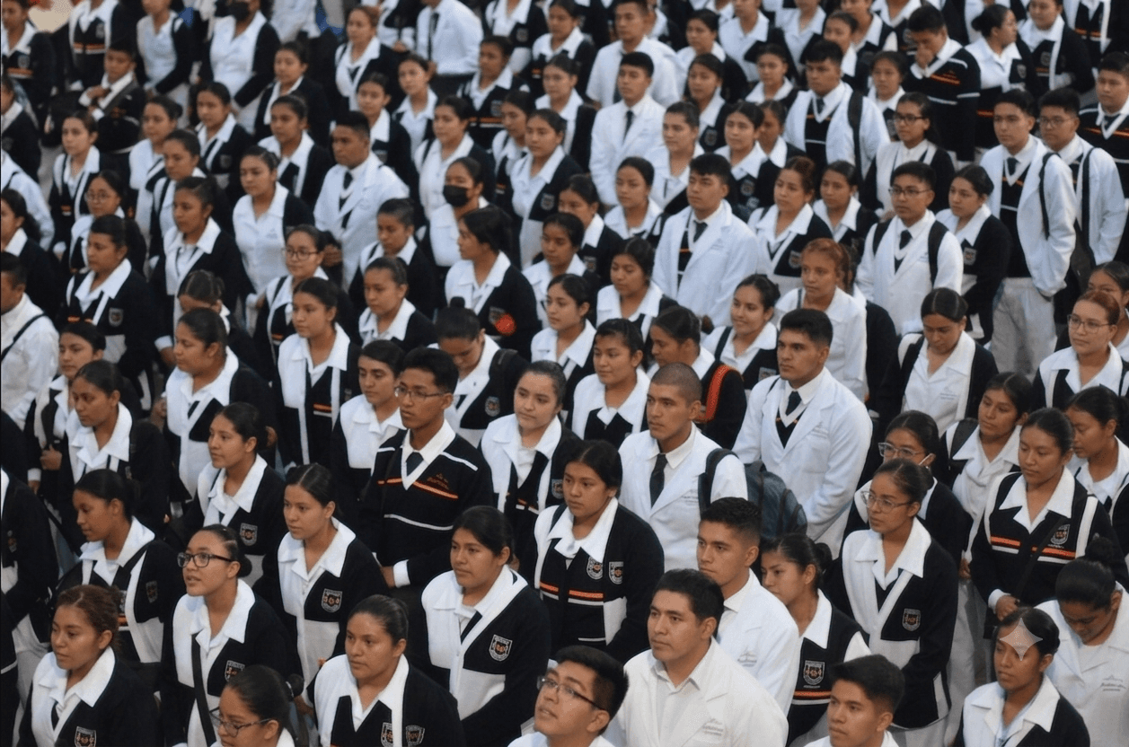 Estudiantes de Escuela Montserrat dando la bienvenida